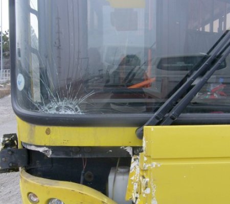 S-a certat cu şoferul unui autobuz şi i-a spart geamul cabinei